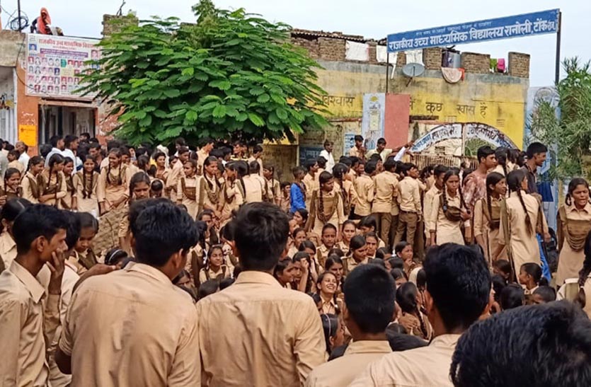 प्रिसिंपल व व्याख्याता के तबादले से गुस्साए विद्यार्थियों ने लगाया स्कूल गेट पर ताला