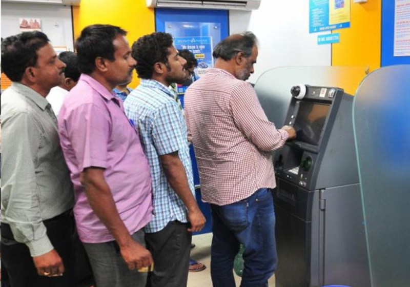 बैंक ग्राहक के लिए आई बड़ी खबर, एक महीने में सिर्फ इतनी बार निकाल पाएंगे ATM से पैसा