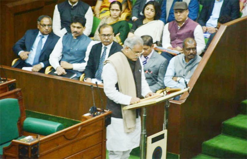 कांग्रेस का बड़ा बयान - जी हां ! सावरकर 'वीर' नहीं बल्कि कायर थे ..