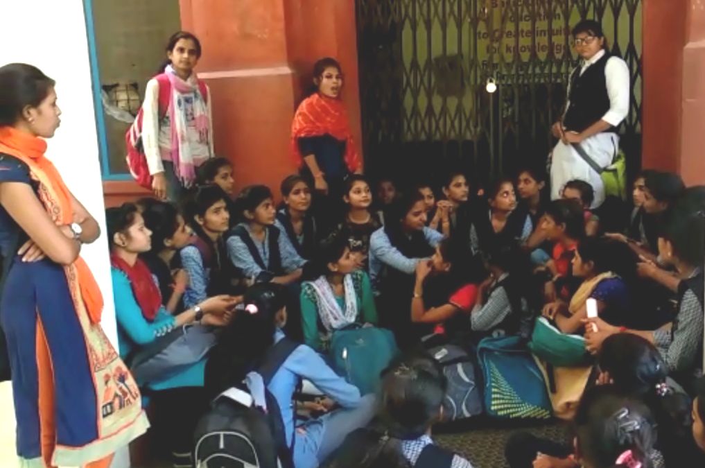 VIDEO : गुस्साई छात्राओं ने यूनिवर्सिटी के गेट पर लगा दिया ताला, जानिए क्या है मामला