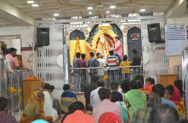 अचलेश्वर मंदिर,साईबाबा मंदिर,खेड़ापति हनुमान मंदिर,बालाजी मंदिर पर पॉलिथीन बैन के लगे पोस्टर।