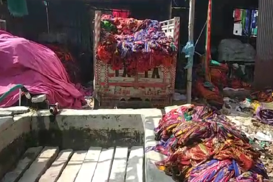 दाल मिल के साथ चल रही टेक्सटाइल फैक्ट्री पर दबिश, क्षमता से अधिक चल रही थी धुलाई