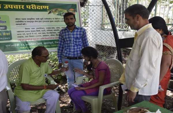 कमर में लोटा लगाकर छेनी-हथोड़ी ठोककर बीमार लोगों के शरीर के दर्द को किया दूर