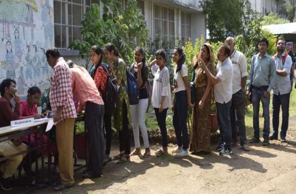 कमर में लोटा लगाकर छेनी-हथोड़ी ठोककर बीमार लोगों के शरीर के दर्द को किया दूर