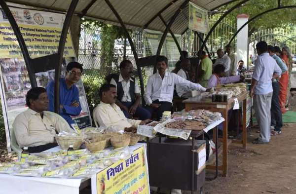 कमर में लोटा लगाकर छेनी-हथोड़ी ठोककर बीमार लोगों के शरीर के दर्द को किया दूर