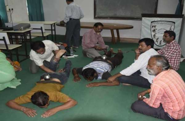 कमर में लोटा लगाकर छेनी-हथोड़ी ठोककर बीमार लोगों के शरीर के दर्द को किया दूर