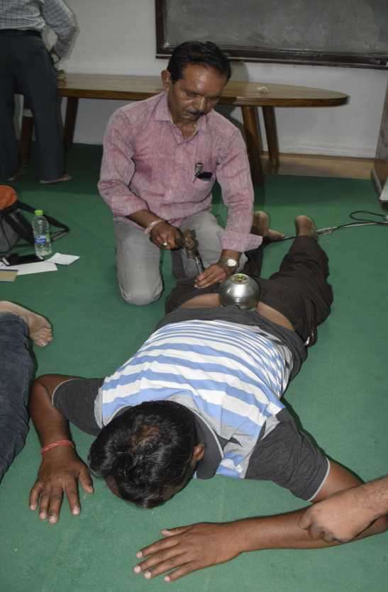 कमर में लोटा लगाकर छेनी-हथोड़ी ठोककर बीमार लोगों के शरीर के दर्द को किया दूर