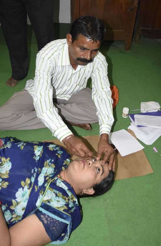 कमर में लोटा लगाकर छेनी-हथोड़ी ठोककर बीमार लोगों के शरीर के दर्द को किया दूर