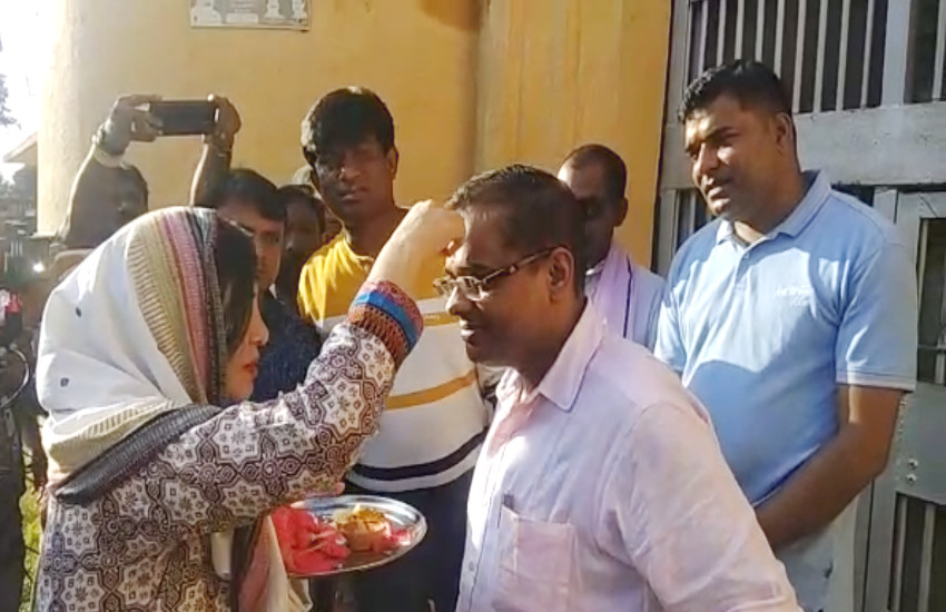 VIDEO: 30 दिन बाद जेल से रिहा हुए अमित जोगी, पत्नी ने आरती उतारकर किया स्वागत