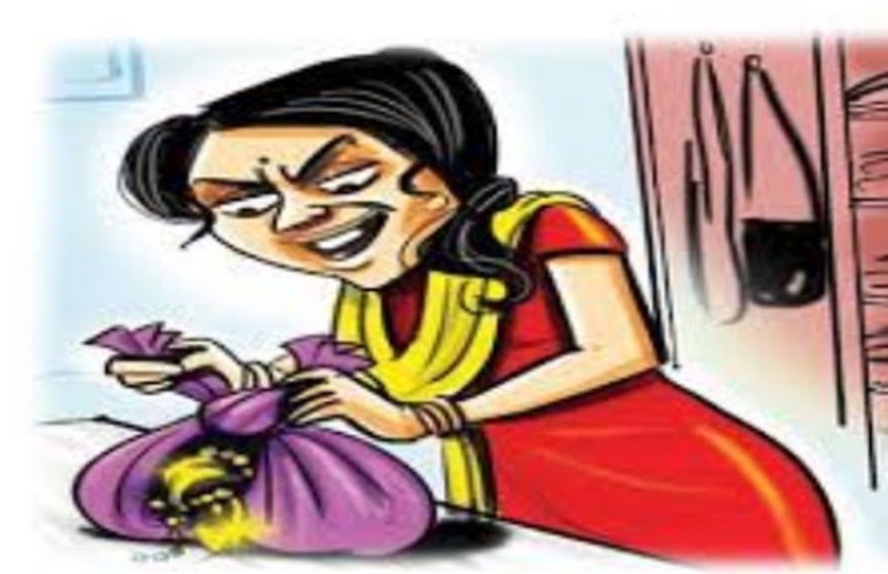 सीट की मारामारी में लगी थी लोगों की लाइन, महिला चोर लाखों का जेवर पार कर कूद गई ट्रेन से