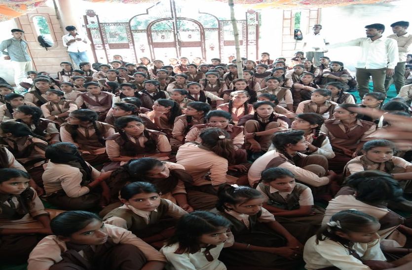 तबादले को लेकर धरना चौथे दिन जारी, छात्रा की तबीयत बिगड़ी
