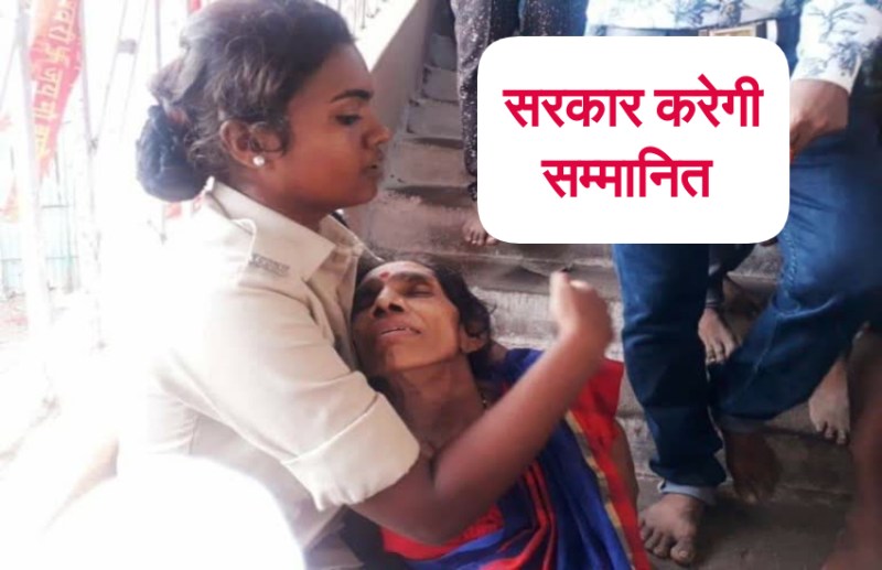 मंदिर की सीढ़ियां नहीं चढ़ पा रही वृद्ध को महिला आरक्षक ने गोद में उठाकर कराया दर्शन, चारो तरफ हो रही तारीफ