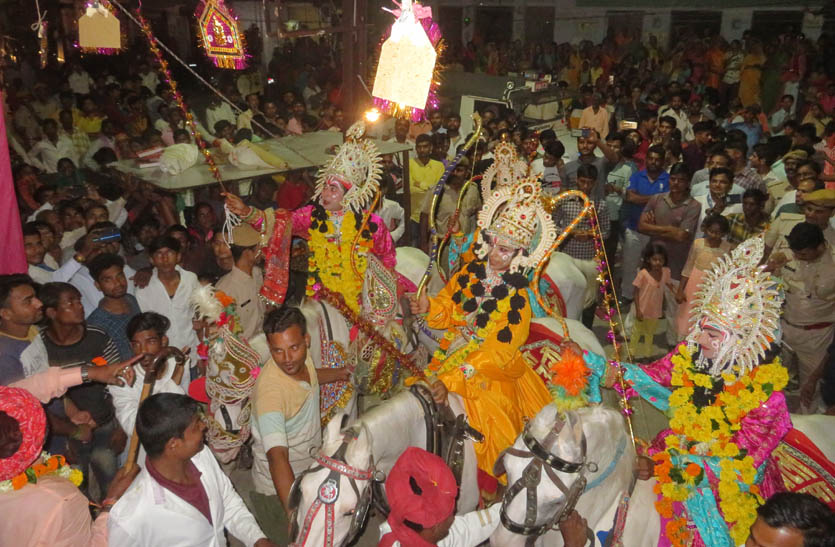 शाही लवाजमें व ठाठ-बाठ के साथ निकली रामबारात, जगह-जगह पुष्पवर्षा कर लोगों ने किया स्वागत