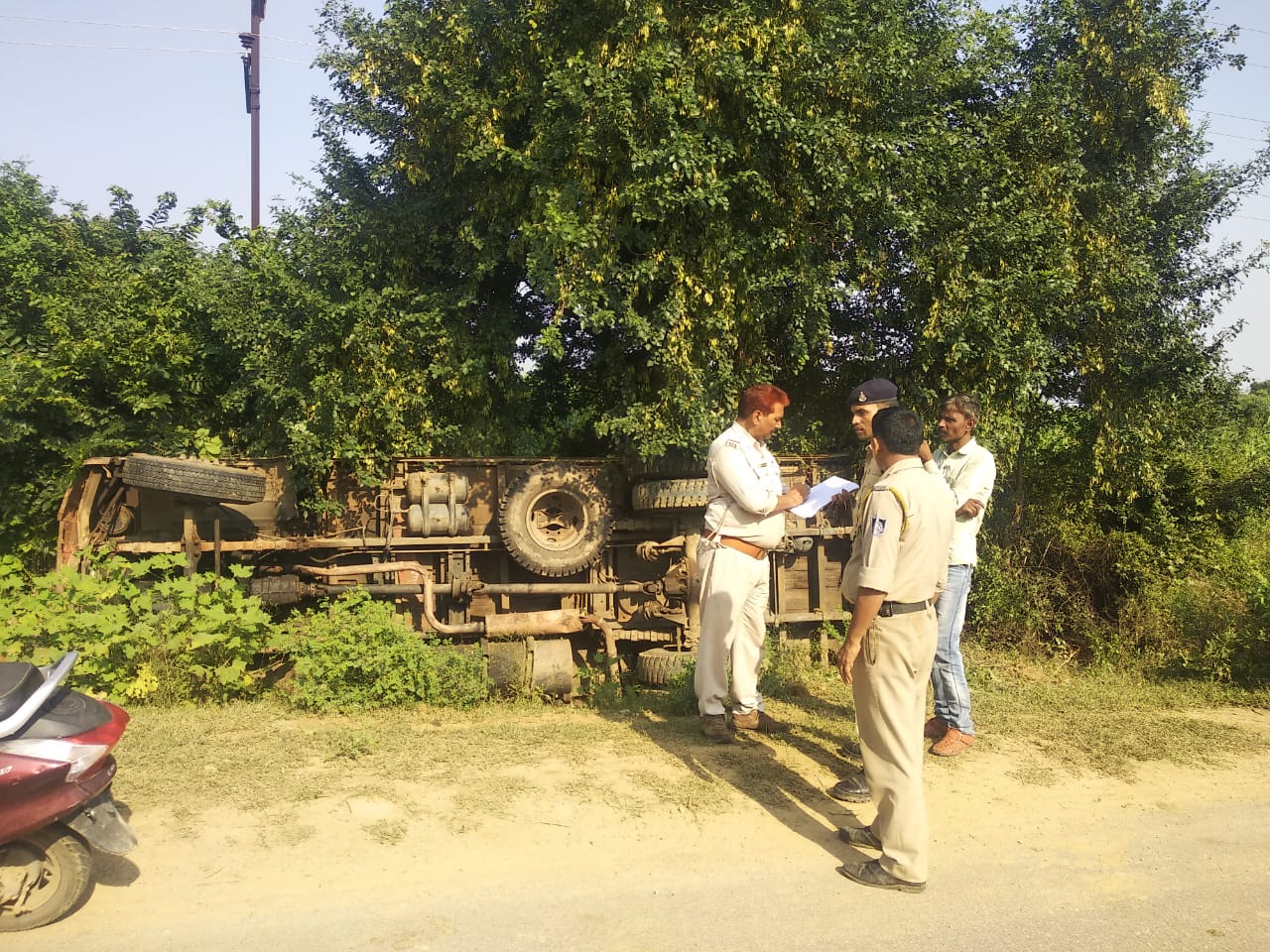 Two youth riding a bike fell in Khanty as soon as they collided, died, news in hindi, mp news, datia news