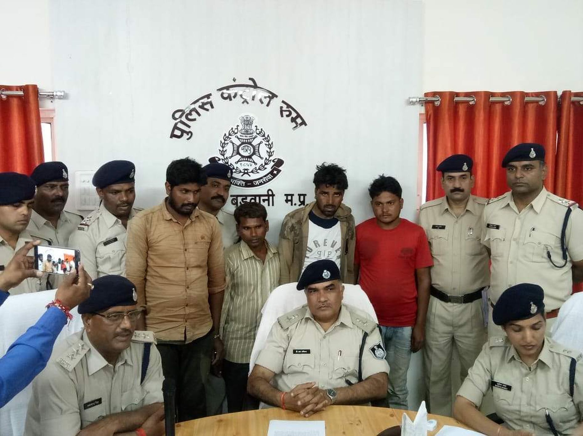 Nagalwadi police caught the bike thief gang