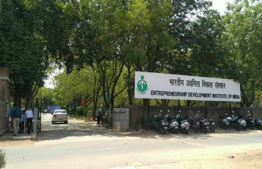 Ahmedabad News गुजरात सरकार एक वर्ष में इतने दलित एवं आदिवासी युवाओं को बनाएगी उद्यमी