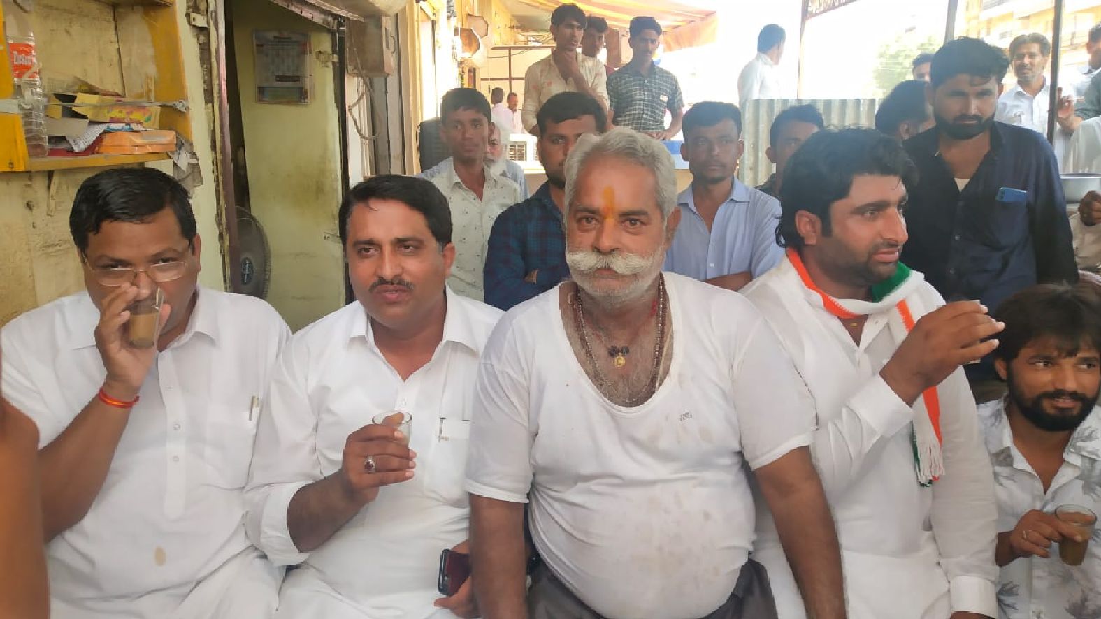 Watch Video:केबिनेट मंत्री पहुंचे टी स्टाल,चाय पर की चर्चा