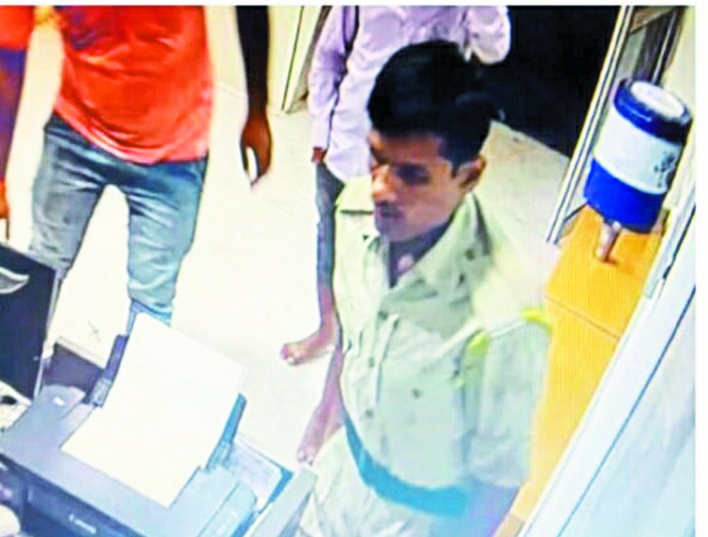 Policewala thug: Policeman hunting kiosk operators in satna