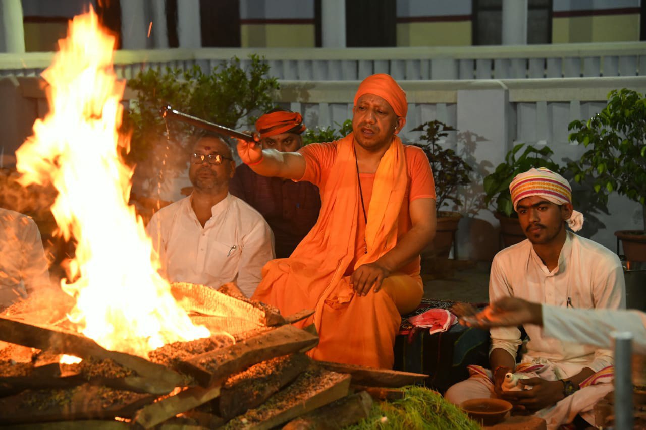 Navratri Puja in Gorakhnath Mandir गोरक्षपीठाधीश्वर ने हवन के बाद रात में किया महानिशा पूजा