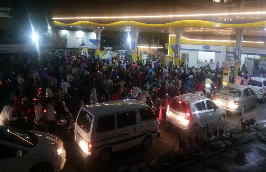 ट्रांसपोर्ट-टैंकर चालकों की दूसरे दिन भी हड़ताल, शहर में बढऩे लगी पेट्रोल पंपों पर लाइनें