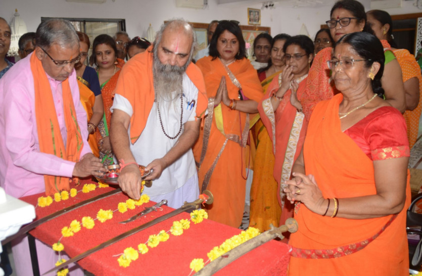 अनूठा : महिलाओं ने कराया शस्त्र पूजन, देवी दुर्गा को किया नमन