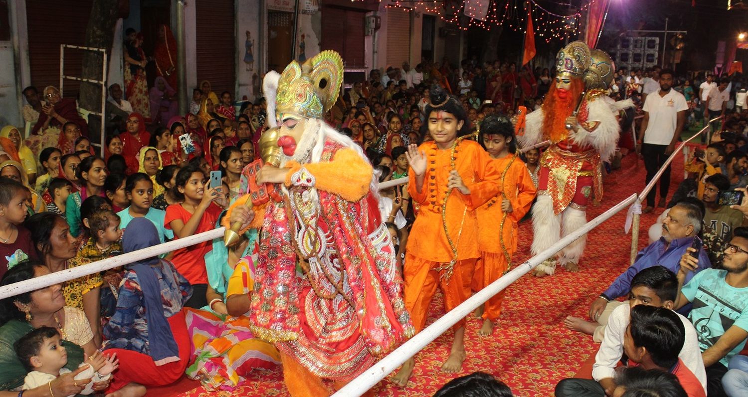 कोशिशों के बाद भी इस महफिल में मौजूद लोग खुद को नहीं रोक पाए थिरकने से