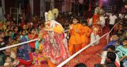 कोशिशों के बाद भी इस महफिल में मौजूद लोग खुद को नहीं रोक पाए थिरकने से