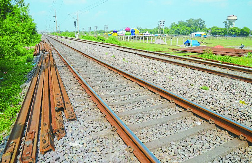 मिनी हाई स्पीड ट्रेन चलाने के लिए लोहे की जाली से पैक की जा रही रेलवे लाइन