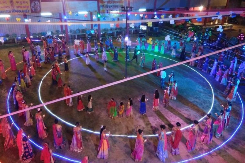 डांडिया महोत्सव में महिलाओं ने किया गरबा नृत्य