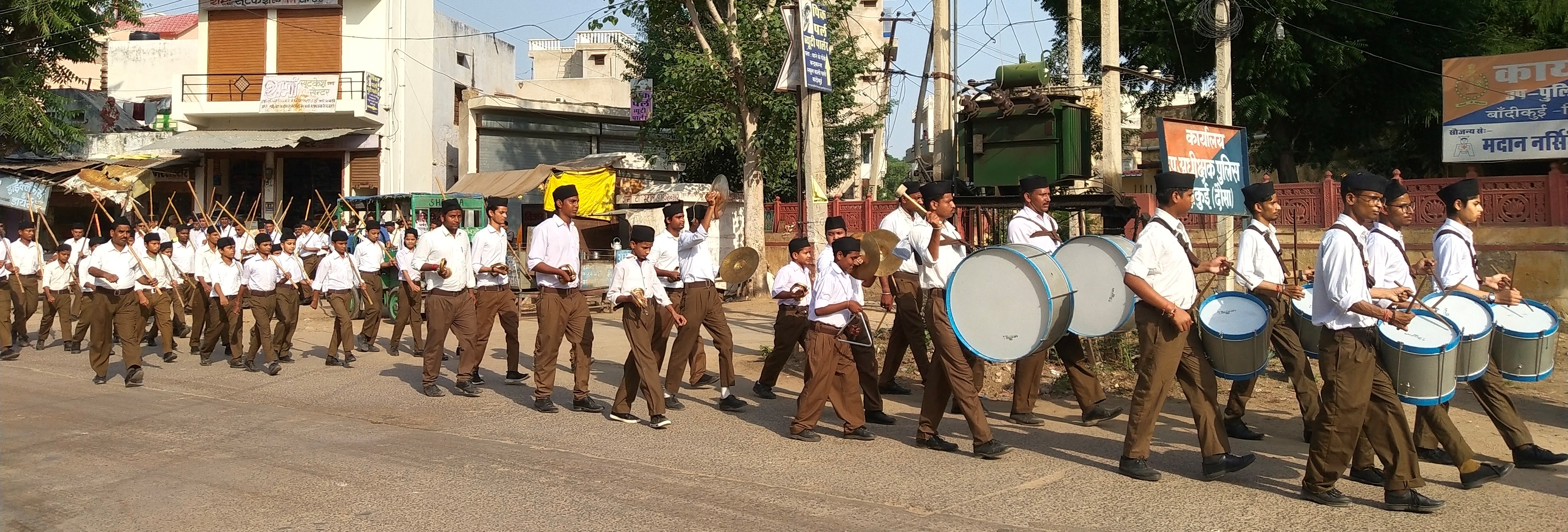 स्वयंसेवकों ने निकाला पथ संचलन