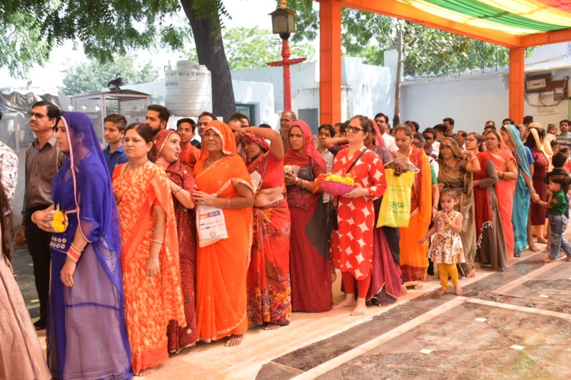 दरबार में कतारें, कन्याओं में 'मांÓ का रूप