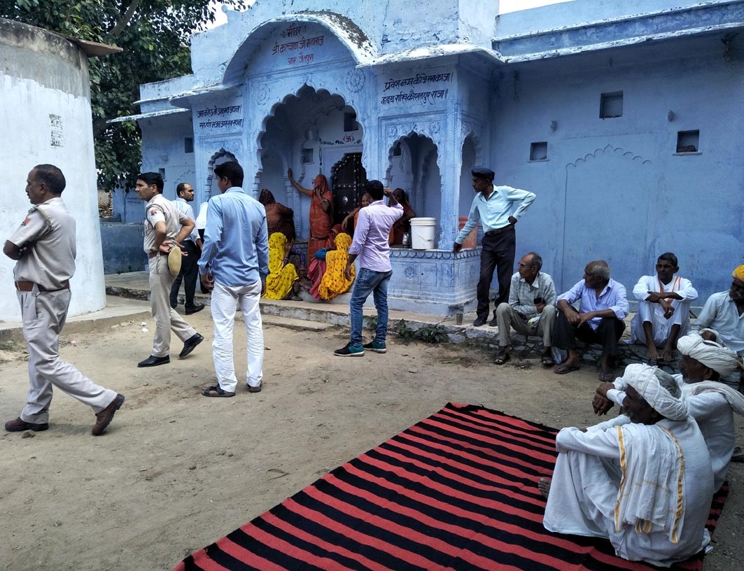 विवाद के चलते दिनभर ताले में रहे ठाकुरजी