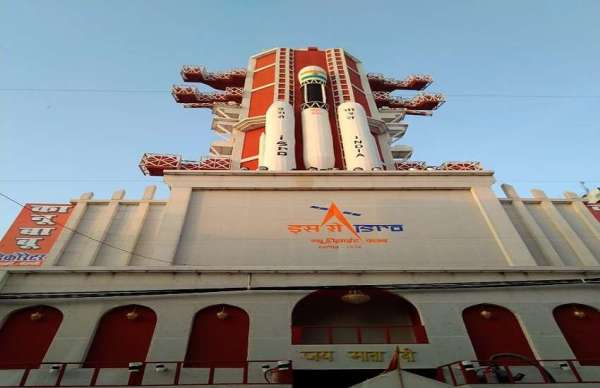 इसरो के रंग में रंग दिया दुर्गा पंडाल