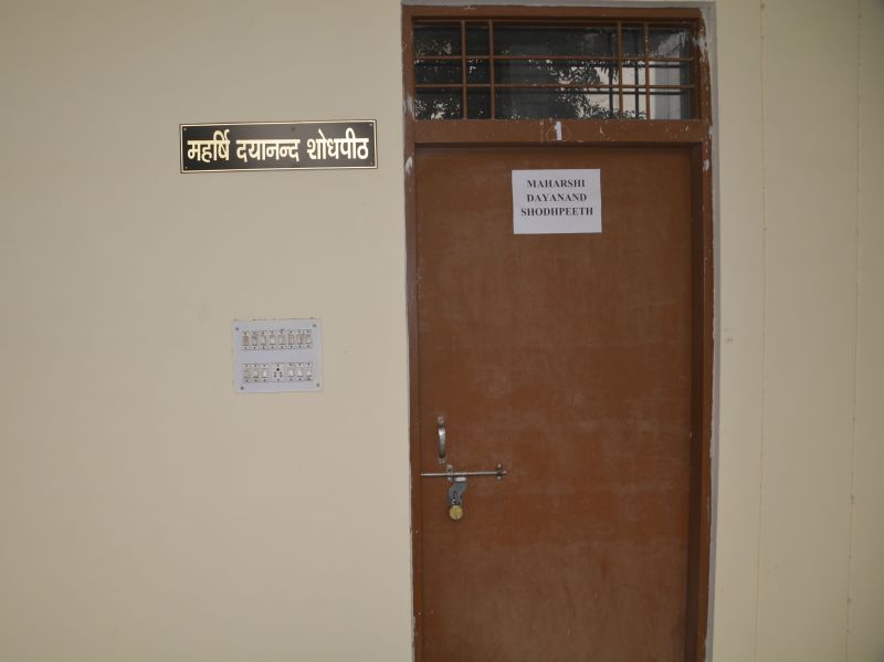 maharishi dayanand chair