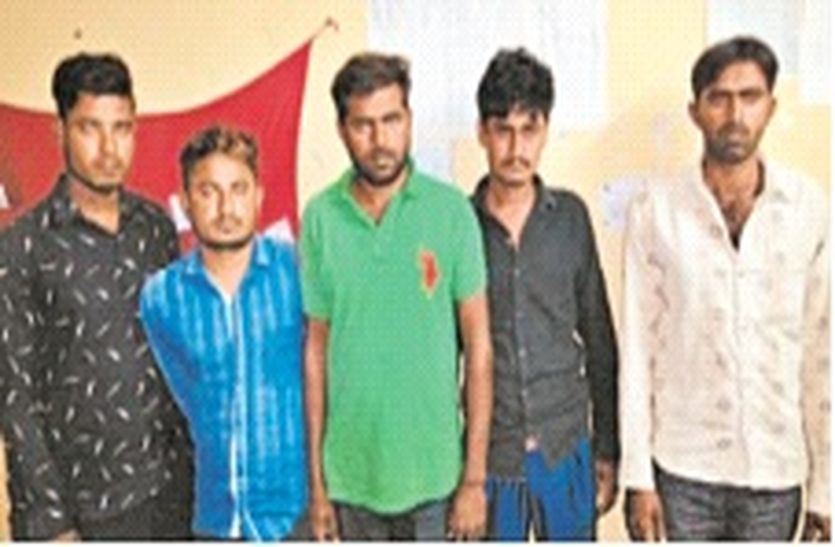 ट्रैक्टर चालक को पेड़ से बांधकर मारपीट करने के पांच आरोपी गिरफ्तार
