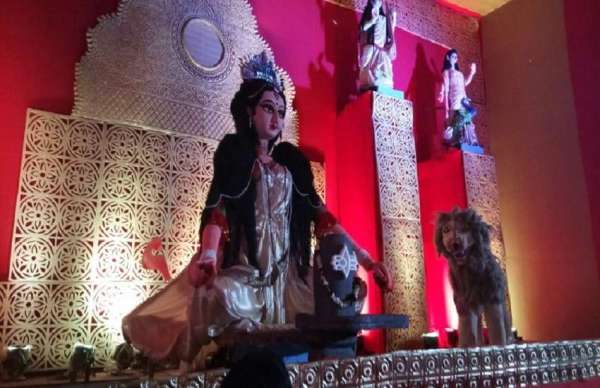 सनातन धर्म इंटर कालेज में स्थापित मां दुगा की भव्य प्रतिमा