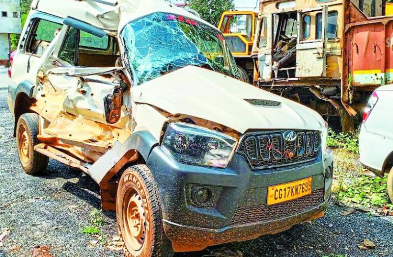 खड़ी ट्रक से सीधे जा टकराई स्कॉर्पियो, हादसा ऐसा तस्वीरें देख दहल जाएगा दिल, चालक की मौके पर दर्दनाक मौत