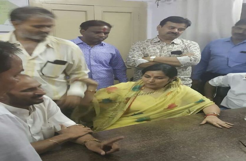 बिना हेलमेट बाइक सवार युवकों को पकड़ा तो भड़के कांग्रस कार्यकर्ता