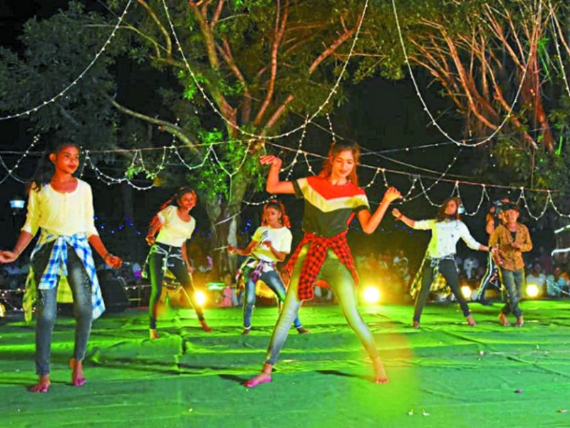 खजुराहो के गरबा महोत्सव में देसी-विदेशी पर्यटक भी जमकर थिरके