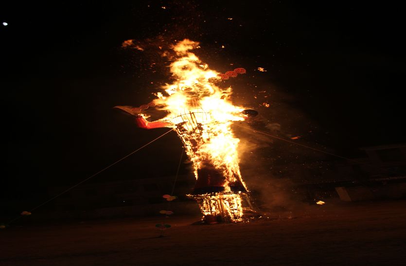 VIDEO धूं-धूं कर जल गया दशानन का पुतला