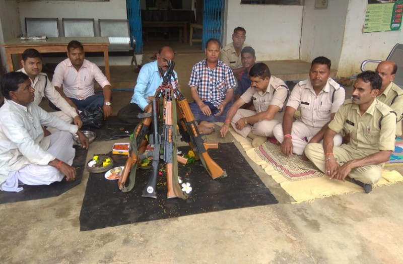 पुलिस विभाग में आज पूजा-पाठ के बाद हुई काम की शुरुआत, जंग खाते शस्त्रों को किया गया साफ, ये है परंपरा...