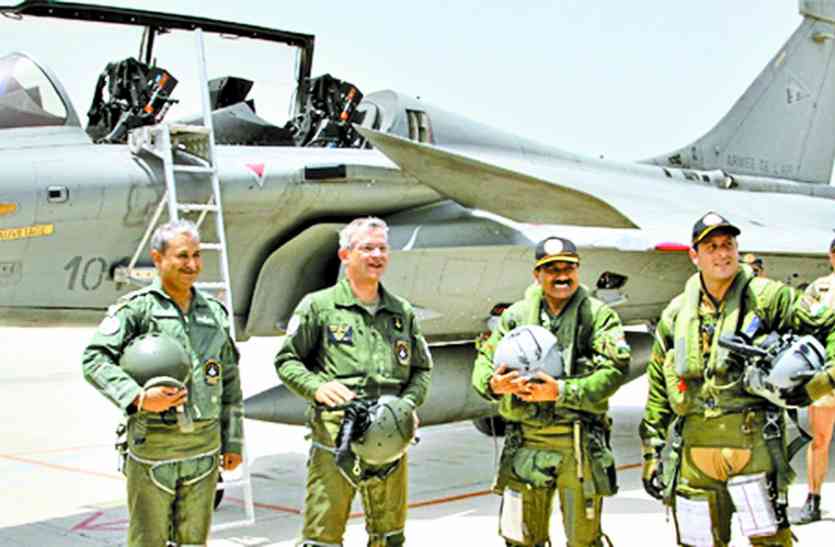 Air Force Day : Indo-French Air Force maneuvers in Jodhpur with Rafael