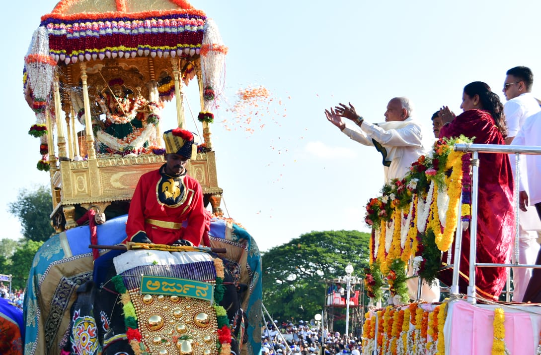 Watch Video : मैसूरु दशहरा में जंबो सवारी बना आकर्षण का केंद्र, 750 किलो के स्वर्ण सिंहासन में विराजती हैं देवी चामुंडेश्वरी