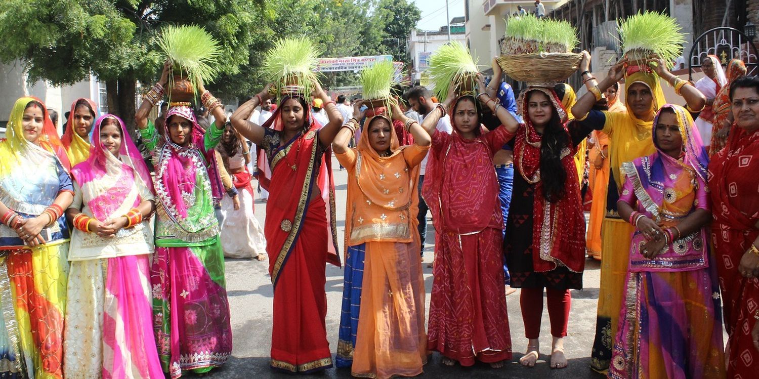 नौ दिन पूरे की तपस्या के बाद नम आंखों से विदा किए जवारे