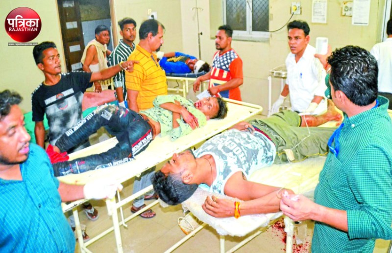 बांसवाड़ा में दशहरा मेले से लौटते बेकाबू जीप गड्ढे में अटकी, दर्दनाक हादसे में एक बालिका की मौत, 25 लोग घायल, मची चीख-पुकार