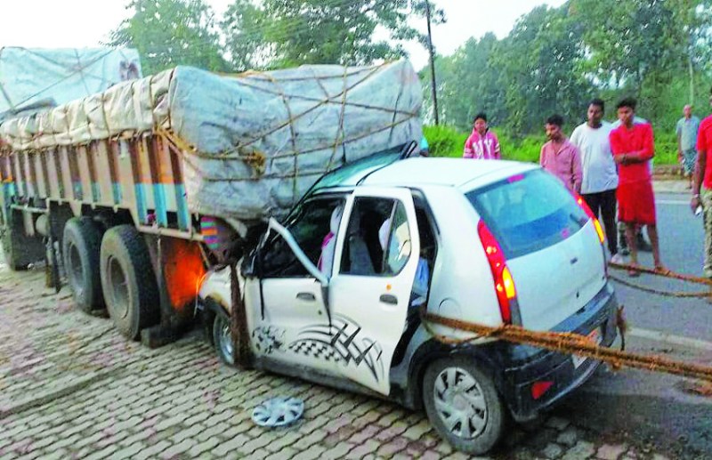 मौत की झपकी: खड़े ट्रक में घुस गयी कार, मौके पर ही हो गयी मौत