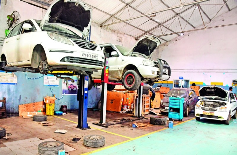 सड़कों पर गड्ढों का कहर: गाडिय़ों का बिगड़ा अलाइनमेंट, हड्डियों का निकला दम