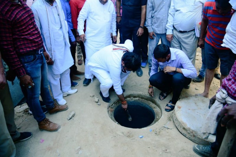 सीवर कार्य में गुणवत्ता की शिकायत पर ऊर्जा मंत्री ने खुद लिया नमूना, डीएम को परीक्षण के आदेश