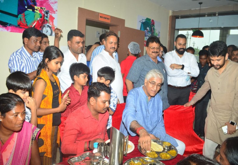 Video: इस शहर में खुला देश का पहला गार्बेज कैफे, स्वास्थ्य मंत्री टीएस ने शुभारंभ कर लिया यहां के खाने का स्वाद, कही ये बातें