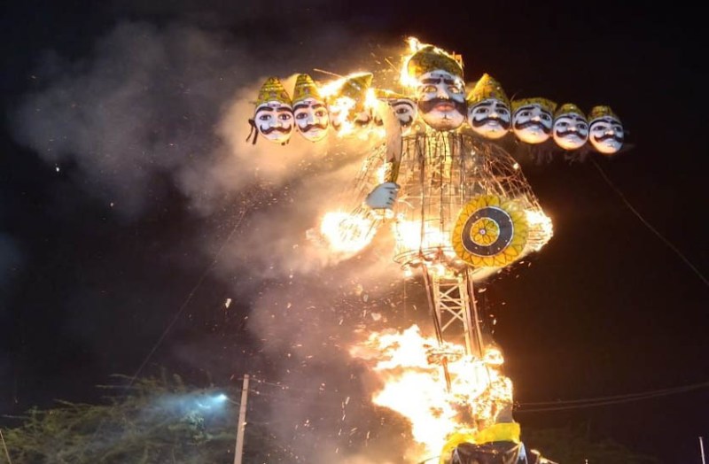 असत्य पर सत्य की जीत के साथ मनाई विजयादशमी, धूं-धूं कर जला रावण